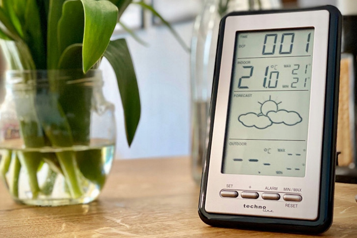 Метеостанція Technoline WS 9130 з вертикальним екраном і кнопками керування на передній панелі