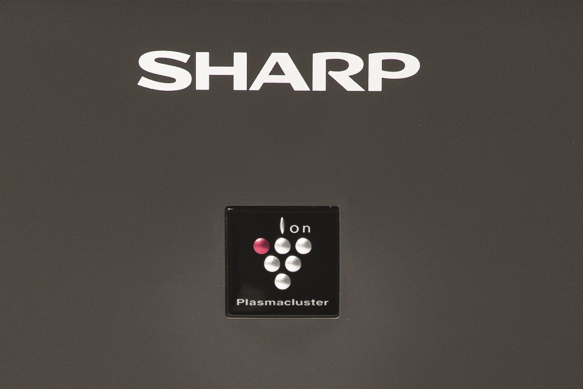 Логотип технології Plasmacluster на корпусі очищувача-зволожувача SHARP KC-G50EUH