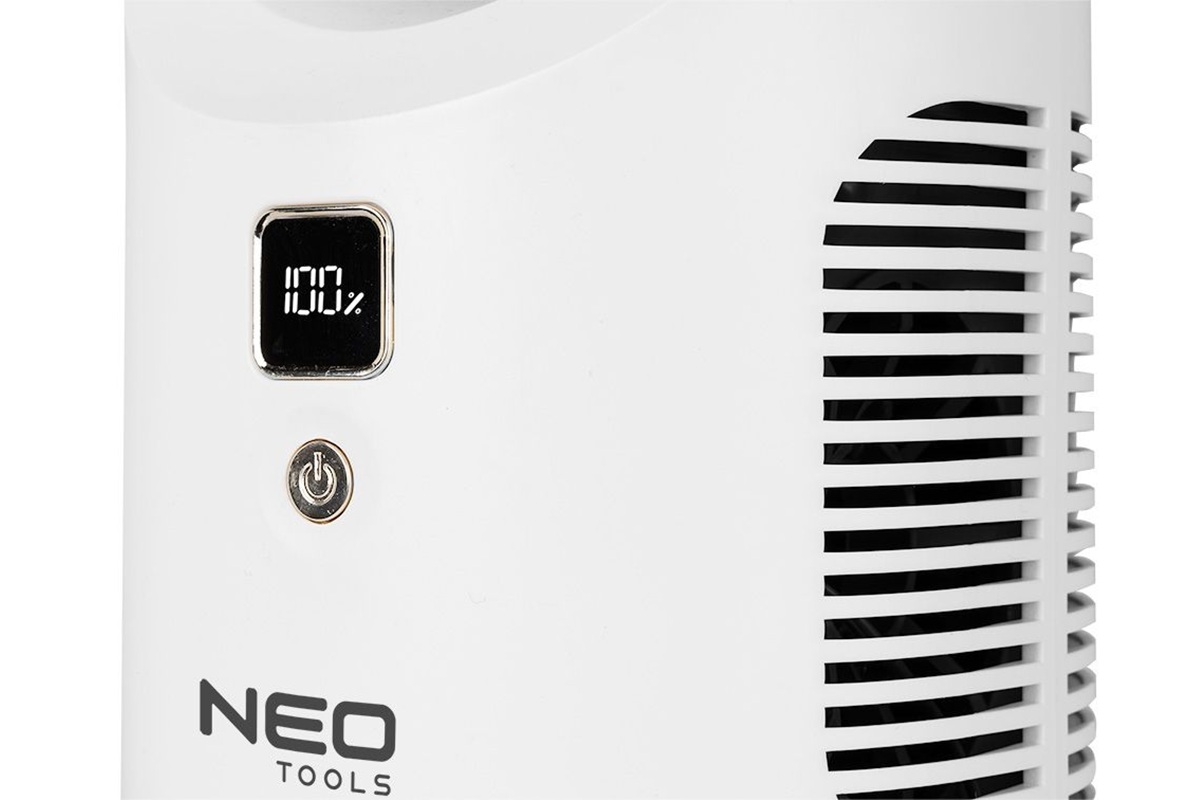 Цифровий дисплей на корпусі вентилятора Neo Tools 90-013 показує 100% заряд акумулятора, поруч розташована кнопка увімкнення/вимкнення