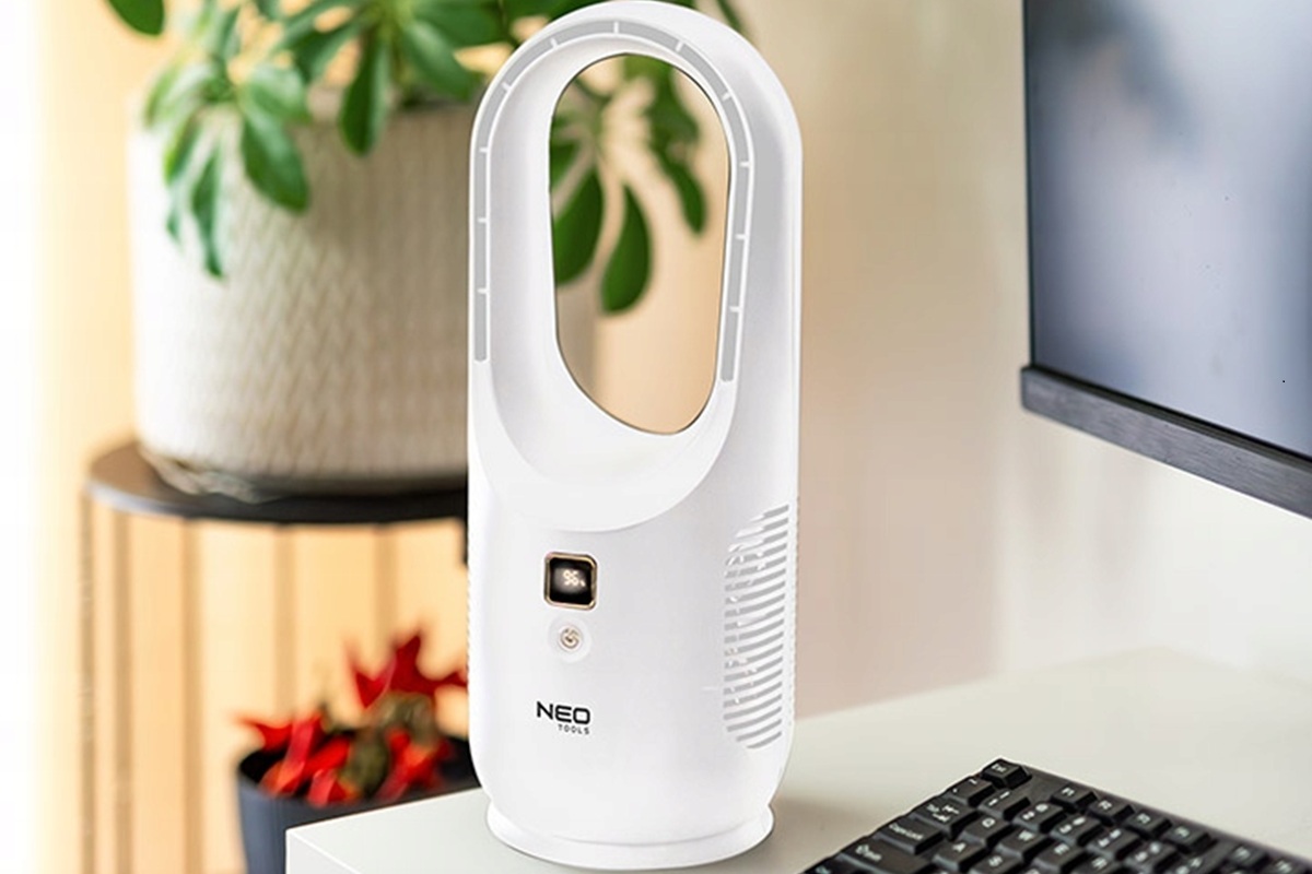 Безлопатевий настільний вентилятор Neo Tools 90-013 на робочому столі поруч з монітором, забезпечуючи комфортний потік повітря під час роботи чи навчання
