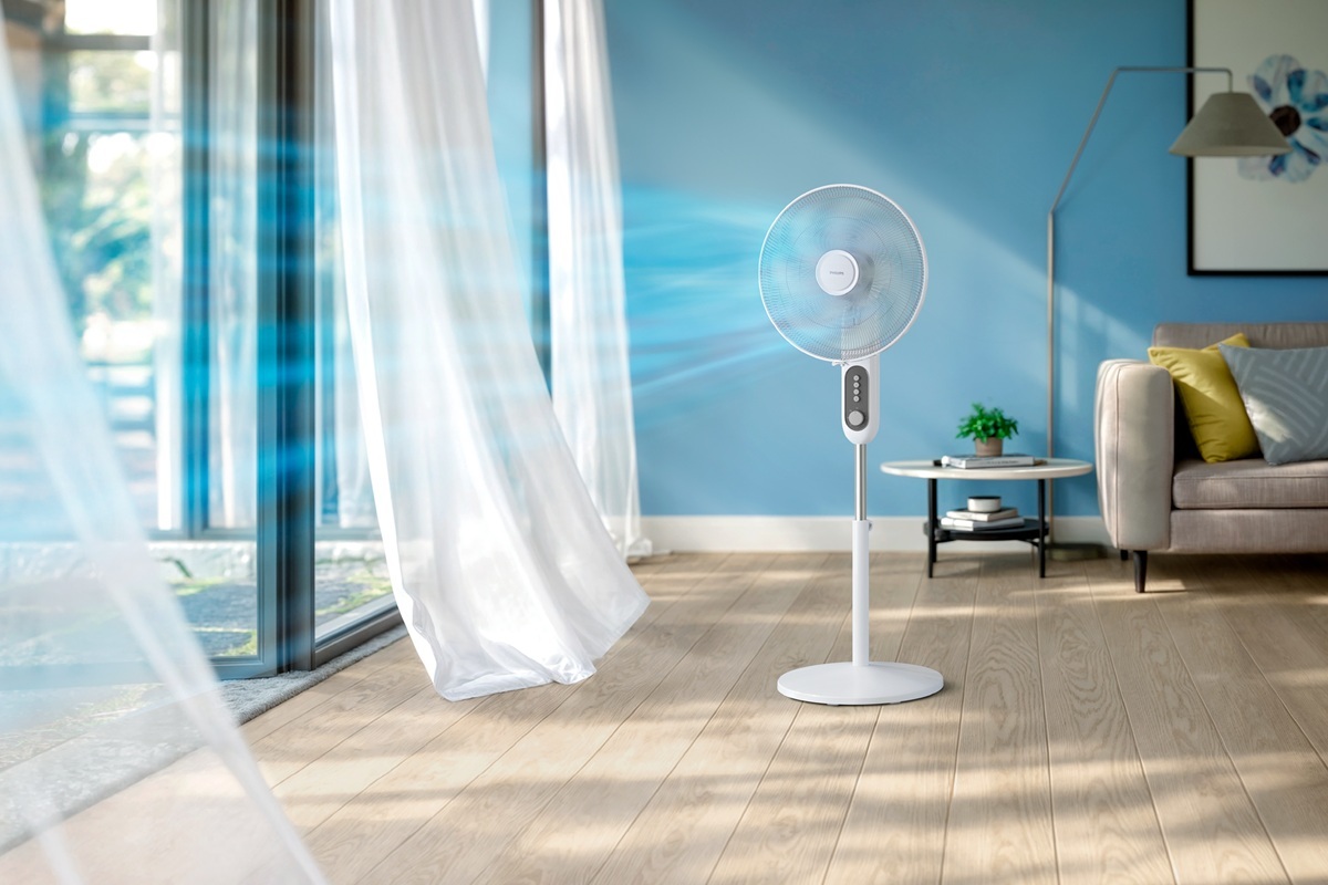 Philips CX1220/00: інтуїтивне керування та функціональність Верхня частина вентилятора PHILIPS CX1220/00 з кнопками керування та дисплеєм, відображає інтуїтивне та продумане керування для легкого налаштування режимів роботи