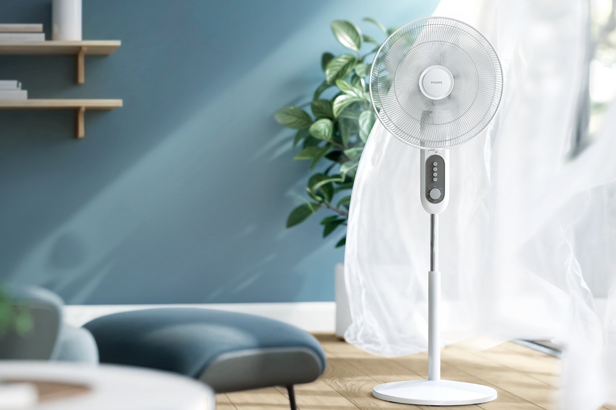 Philips CX1220/00: стильний дизайн та ідеальний комфорт Сучасний вентилятор PHILIPS CX1220/00 білого кольору у інтер'єрі, що демонструє його стильний мінімалістичний дизайн та готовність забезпечити комфортний клімат