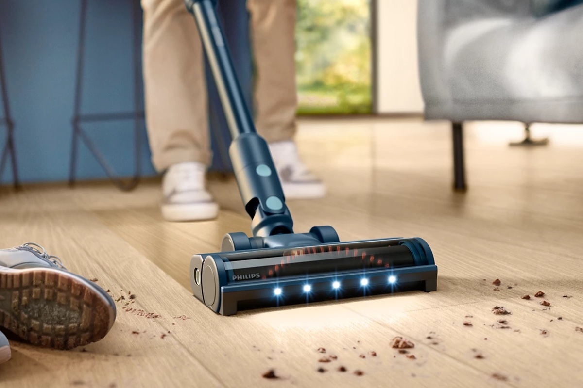 Беспроводной вертикальный пылесос Philips XC5244/10 с активной LED подсветкой, освещающий пыль и грязь на полу во время уборки