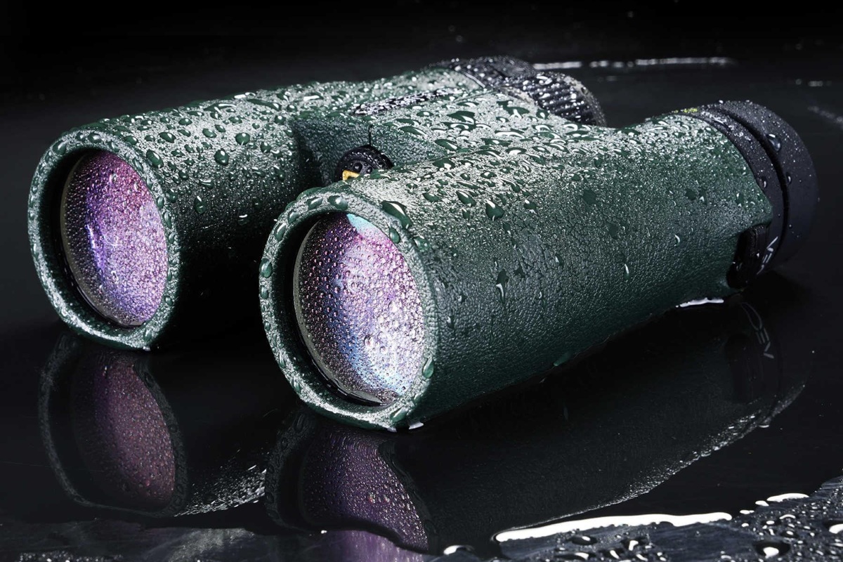 Бинокль Vanguard VEO ED 10x42 WP с каплями воды на зелёном корпусе и передних линзах