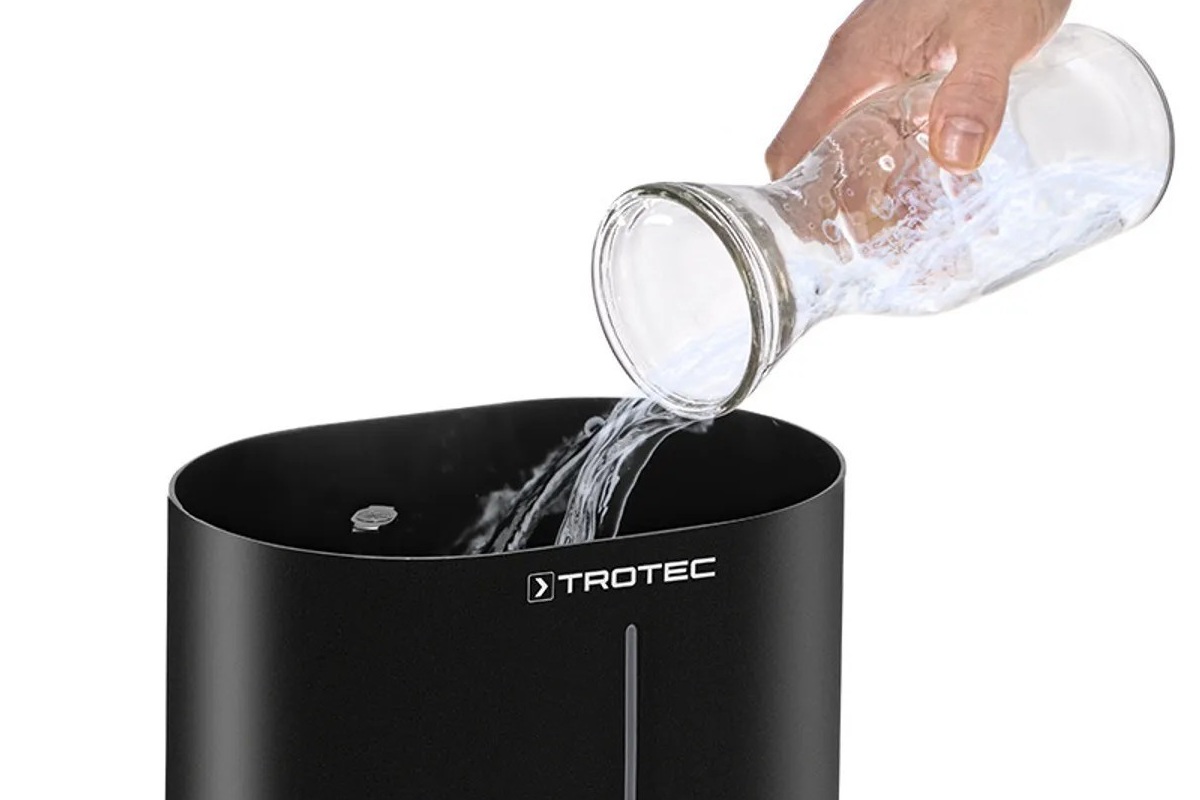 Наливання води у відкритий верхній резервуар чорного зволожувача Trotec B 2 E